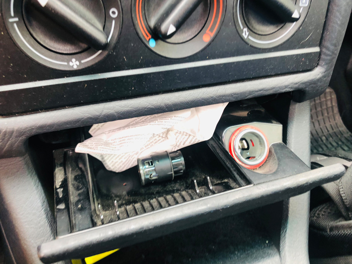 corvintaurus_audi80_b4_usb_lade_nachruesten_01.jpg