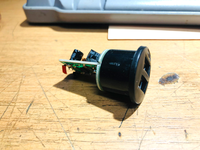 corvintaurus_audi80_b4_usb_lade_nachruesten_08.jpg