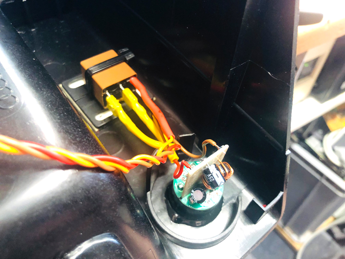corvintaurus_audi80_b4_usb_lade_nachruesten_10.jpg