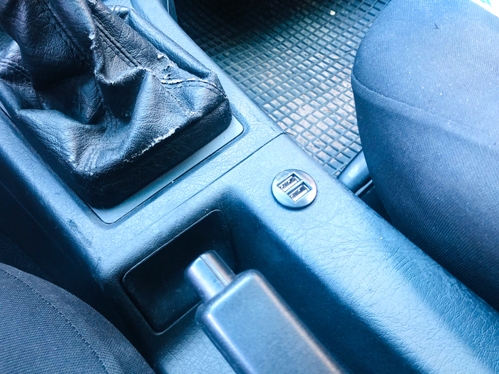 corvintaurus_audi80_b4_usb_lade_nachruesten_13.jpg